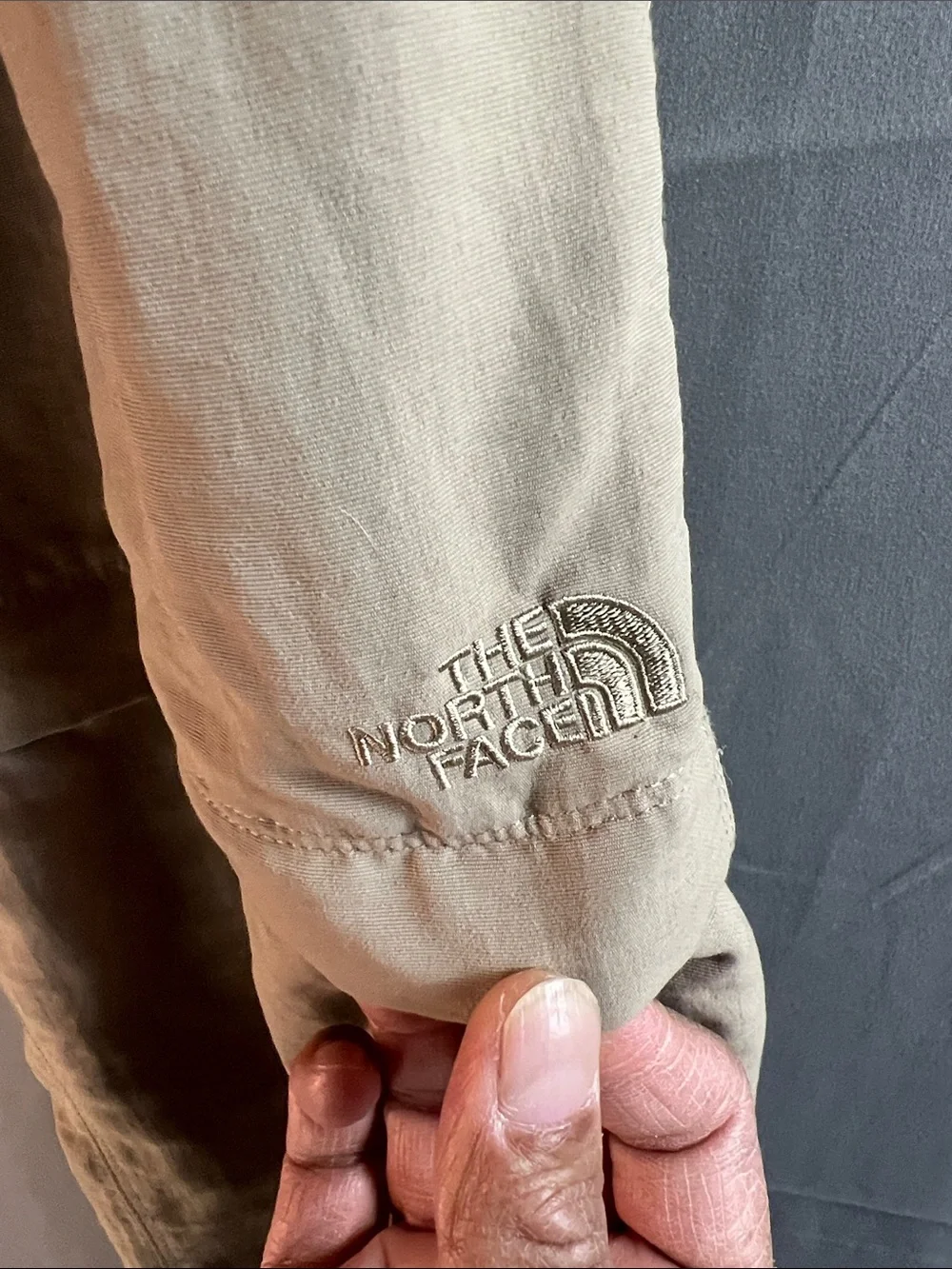 The North Face Men's Cargo Pants in Beige convertible turns into shorts men’s LG